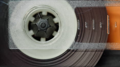primer plano de una cinta de cassette de audio