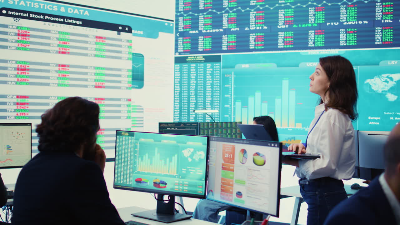 membro del consiglio consultivo esamina la potenziale espansione dell'attività