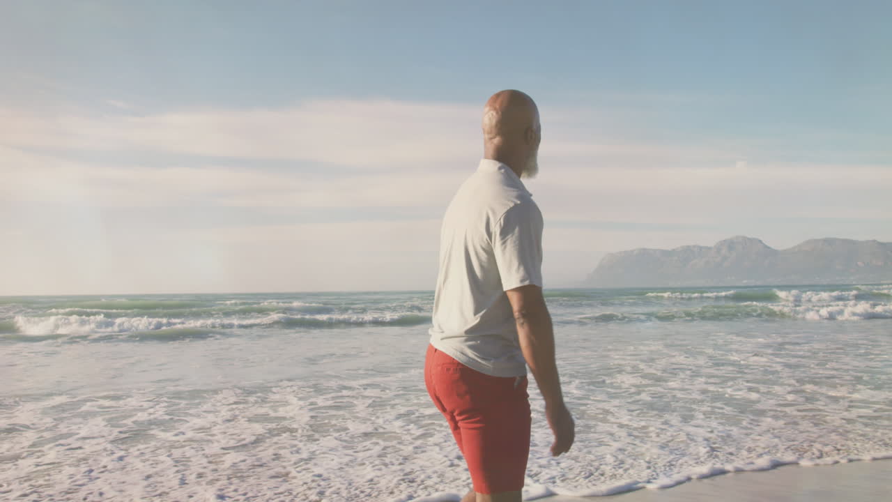 해변에서 노인 아프리카계 미국인 남성 위에 빛의 반점의 애니메이션