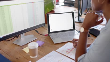 Mujer-De-Negocios-Informal-Afroamericana-Usando-Laptop-Con-Espacio-Para-Copiar-En-La-Oficina,-Cámara-Lenta