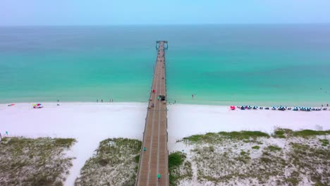 Drohne-Fliegt-In-Der-Mitte-Des-Navarre-Beach-Florida-Pier