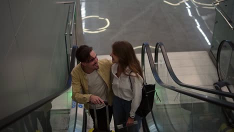 Liebespaar-Auf-Der-Rolltreppe-Am-Flughafen