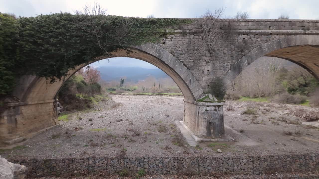 Ponte ad arco in pietra abbandonato nella regione di Falaisia, Grecia