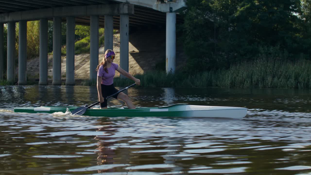 Kayak su un fiume sotto un ponte