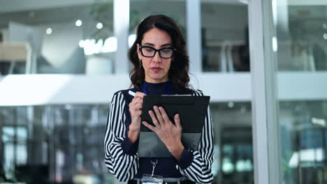 mujer de negocios tomando notas en una oficina moderna