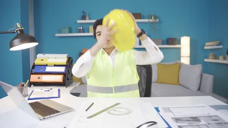 행복하고 쾌활한 소년은 헬 ⁇ 과 베스트를 입은 엔지니어가 되는 꿈을 꾸고 있습니다.