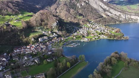 una perspectiva aérea de la vecindad residencial cerca del lago walensee en wessen, suiza, ofrece una visión de la vida a orillas del lago y la mezcla sin problemas de la comunidad y el entorno natural.