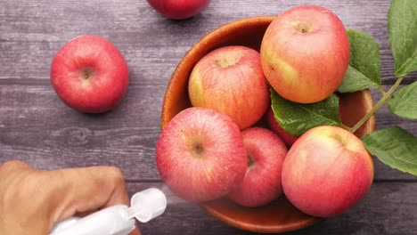 limpieza de manzanas con spray