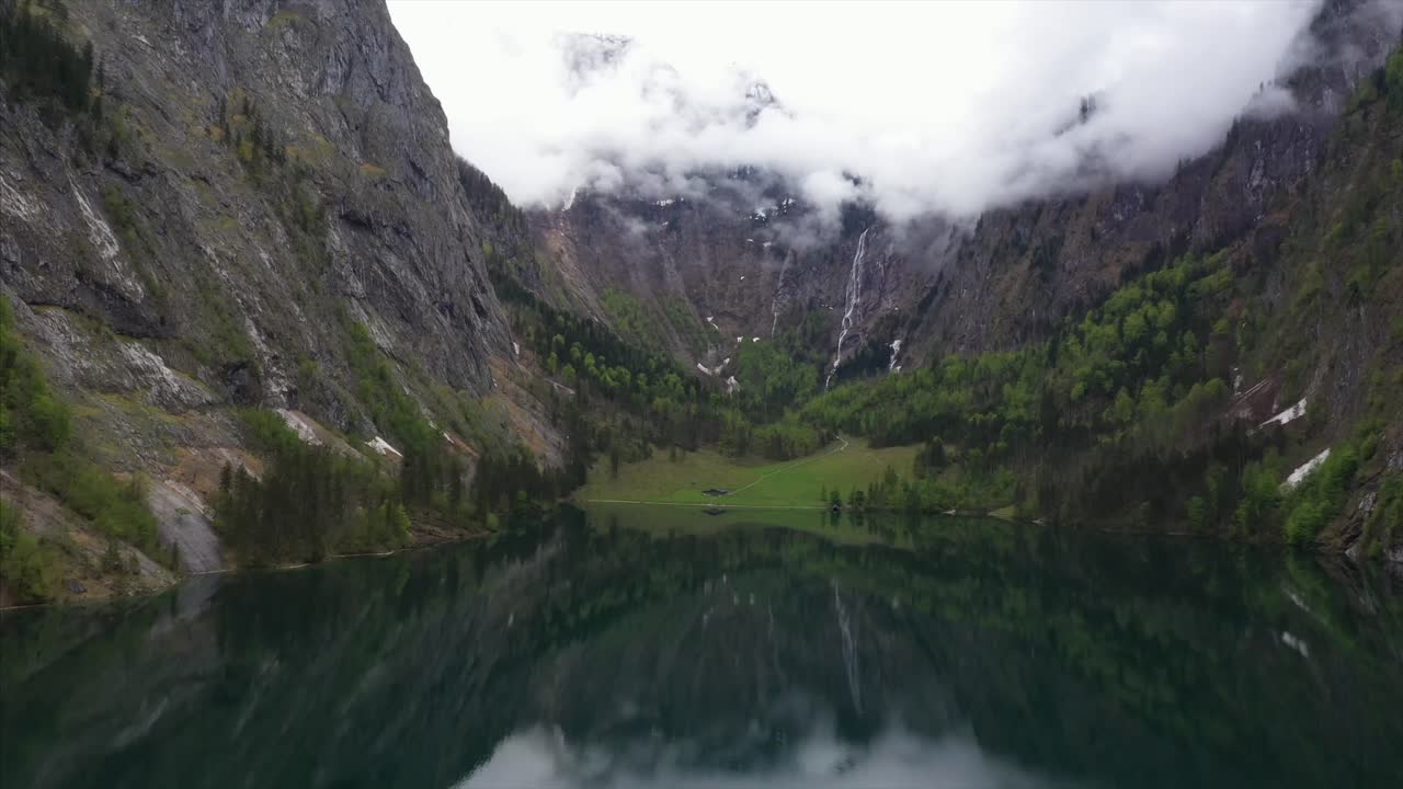 Un sereno lago alpino con maestose montagne