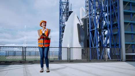 mujer ingeniera en la instalación de lanzamiento espacial