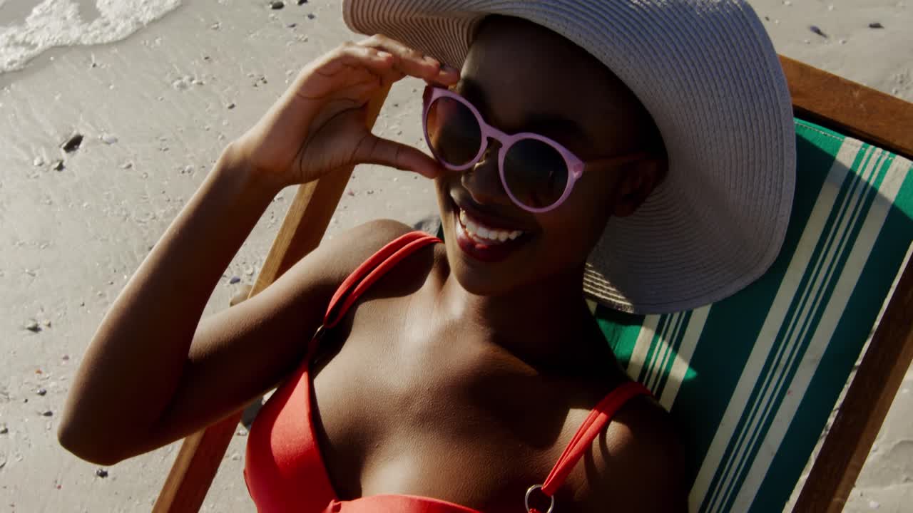 молодая женщина у моря.