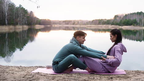 pareja estirándose al aire libre