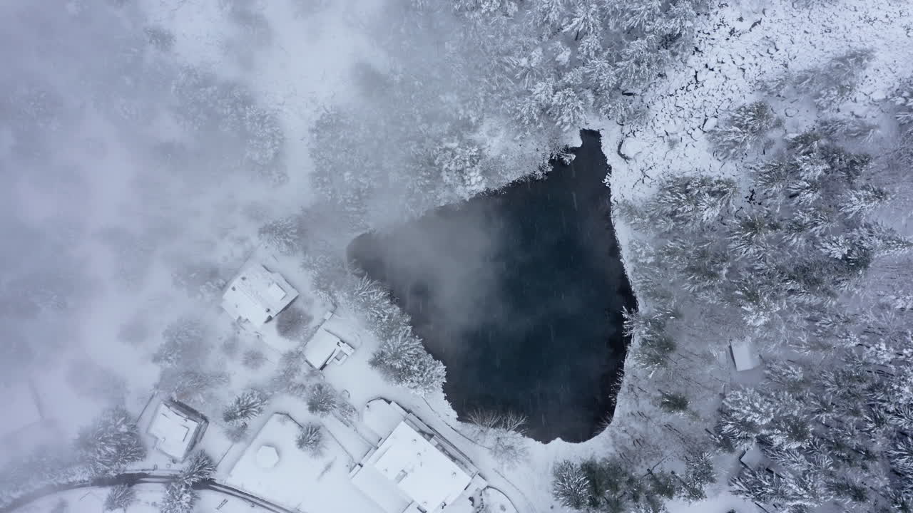 눈 인 나무 와 집 들 으로 둘러싸인 얼어붙은 호수 의 조용 한 공중 풍경