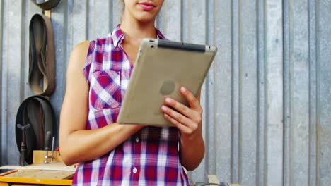 Porträt-Eines-Ernsthaften-Tischlers,-Der-An-Einem-Tablet-PC-Arbeitet