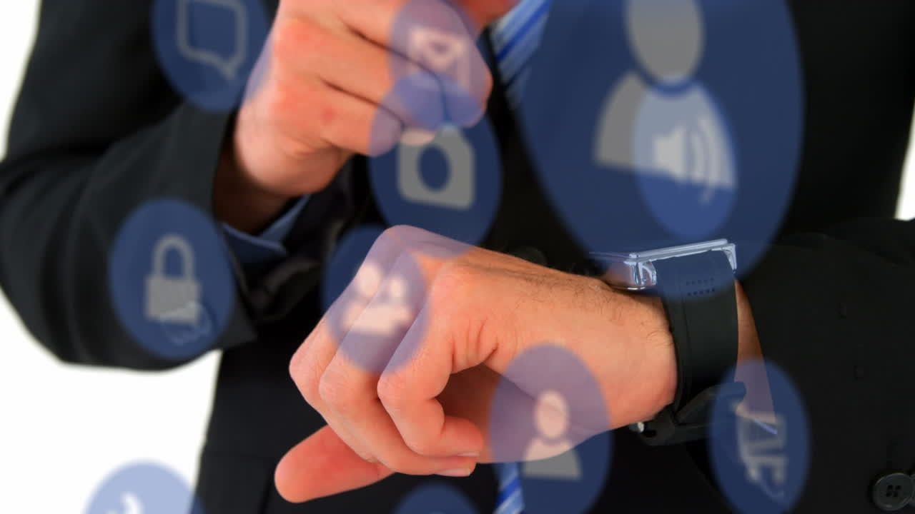 animación de iconos tecnológicos sobre las manos de un hombre caucásico revisando un reloj inteligente