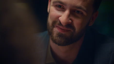 hombre feliz hablando sonriendo en un restaurante romántico de luz. concepto de charla de citas.