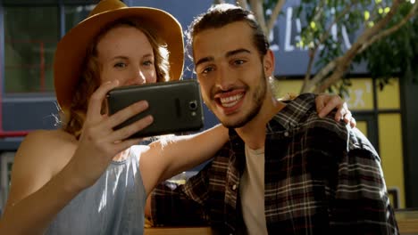 pareja tomando una selfie con un teléfono móvil 4k
