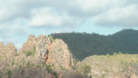 vista de la virgen de lo alto en la montaña de los picarzos en ayna, albacete