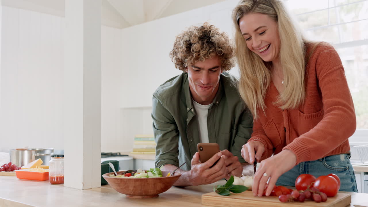 pareja, teléfono y cocina mientras prueban comida