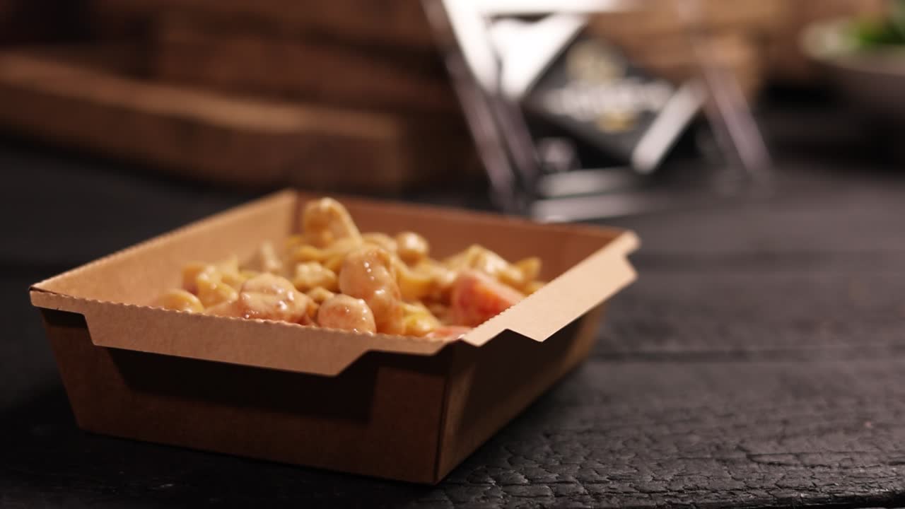 pasta de pollo en un recipiente de cartón