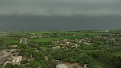 Cielos-Tormentosos-Sobre-Un-Pueblo-Sereno,-Mirpurkhas-Sindh,-Pakistán