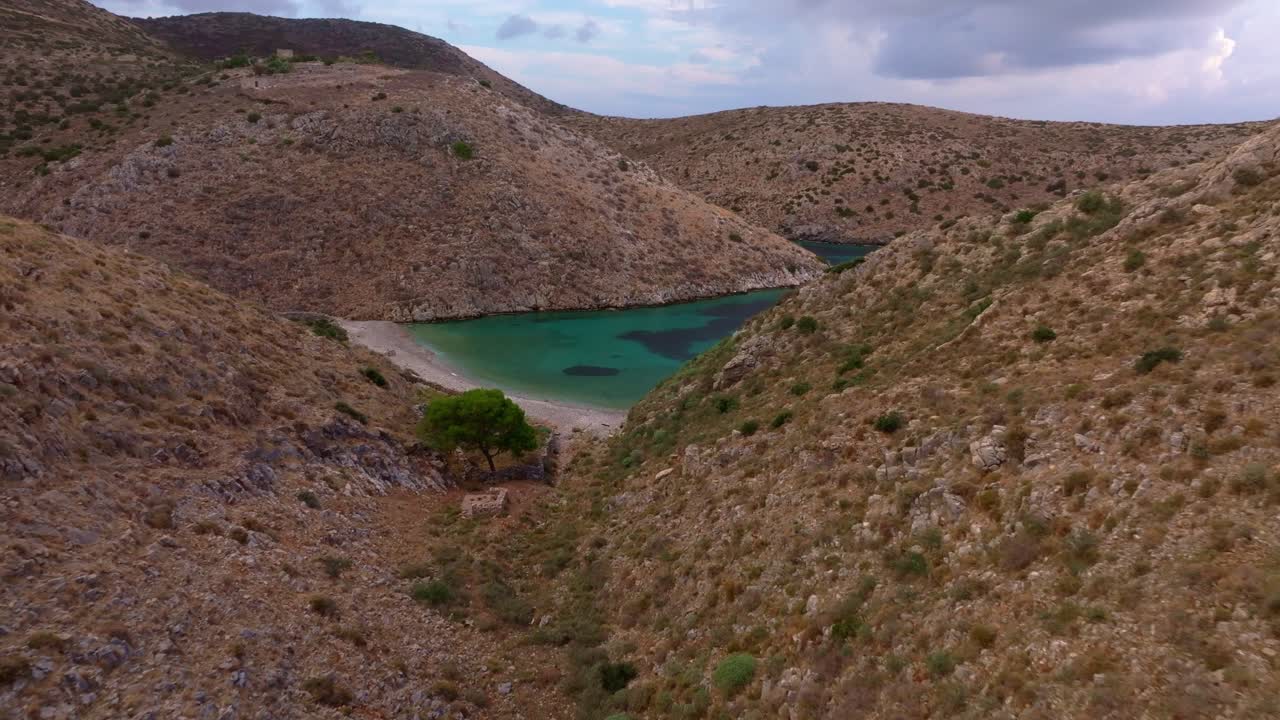 Alba tranquilla che illumina un camper e creste montuose, Lagia, Grecia
