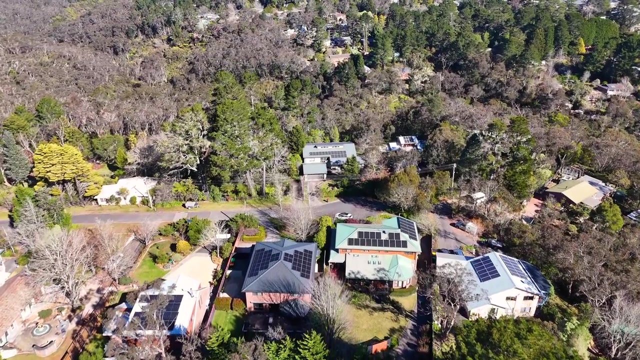 Cảnh quay flycam góc cao những ngôi nhà ngoại ô ẩn mình giữa cây xanh rậm rạp ở Wentworth Falls, Úc
