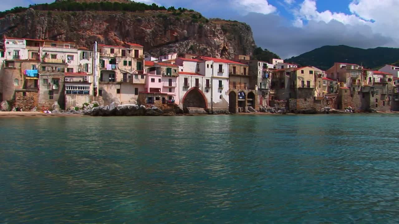 cefalu italy 1의 비치 하우스 근처의 바닷물