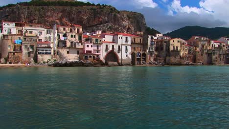 El-Agua-Del-Océano-Cerca-De-Las-Casas-De-Playa-En-Cefalu-Italia-1