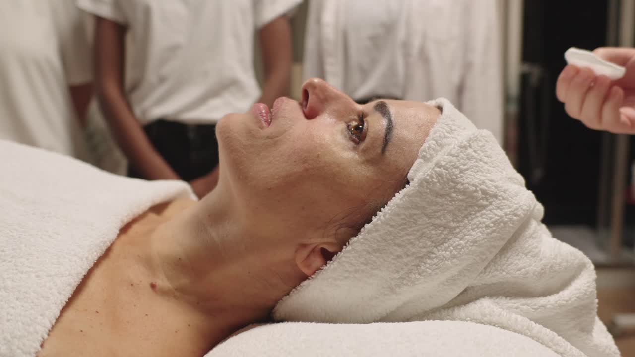 mujer recibiendo tratamiento facial en un spa