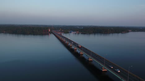 Puente-Sobre-El-Río-Carretera-Carretera-Gran-Ciudad-Tráfico-Vista-Aérea