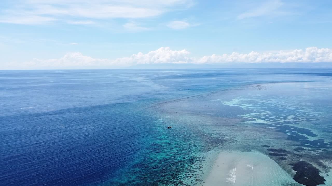 vuelo aéreo de drones sobre un impresionante azul verde turquesa