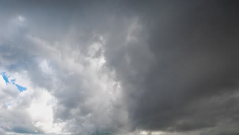 Zeitraffer-Des-Blauen-Himmels-Mit-Bewegten-Wolken-Im-Hintergrund.