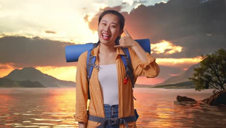 excursionista asiática con mochila de montañismo sonriendo y mostrando el gesto de llamarme mientras está de pie en un lago durante la hora del atardecer