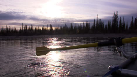 un río remoto en alaska