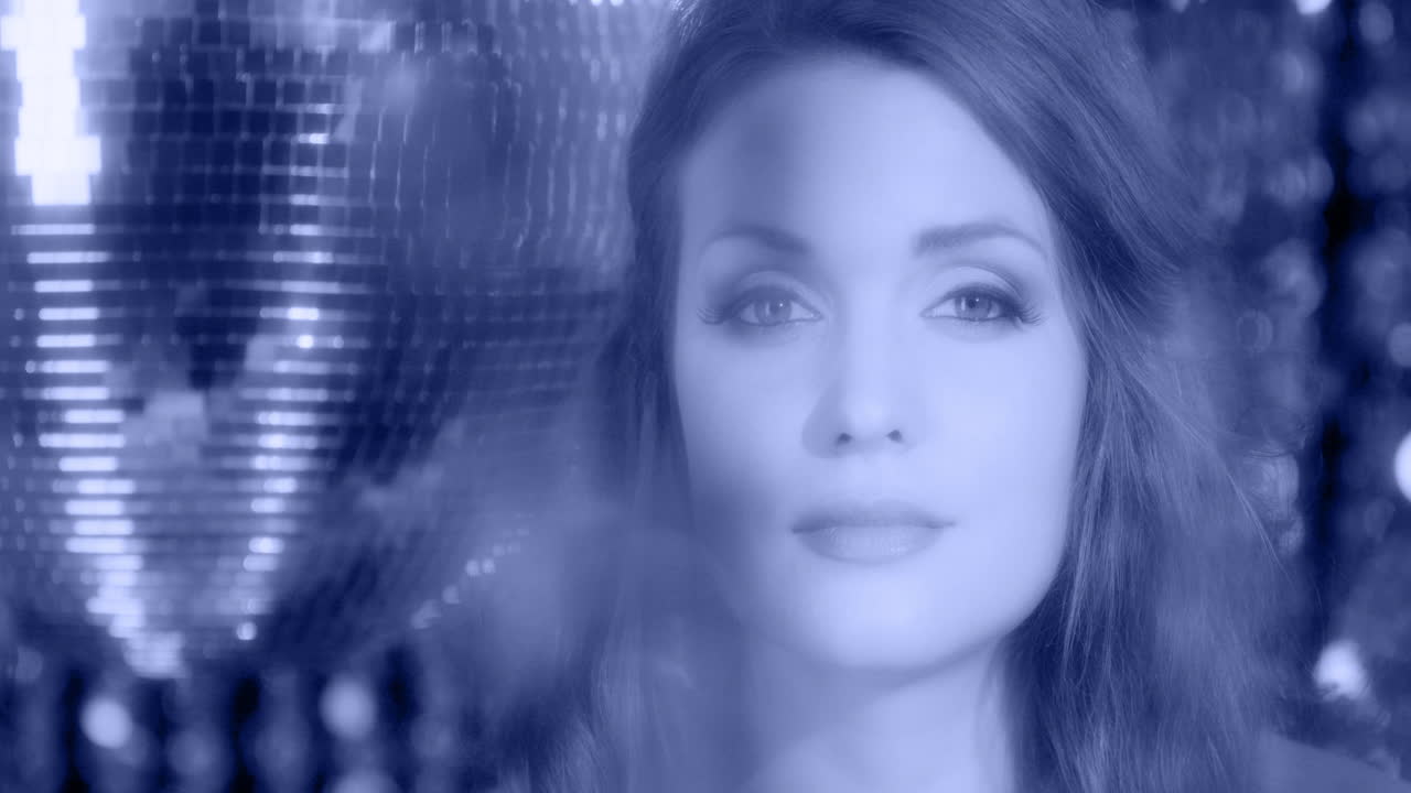 mujer discoteca cara 4k 02