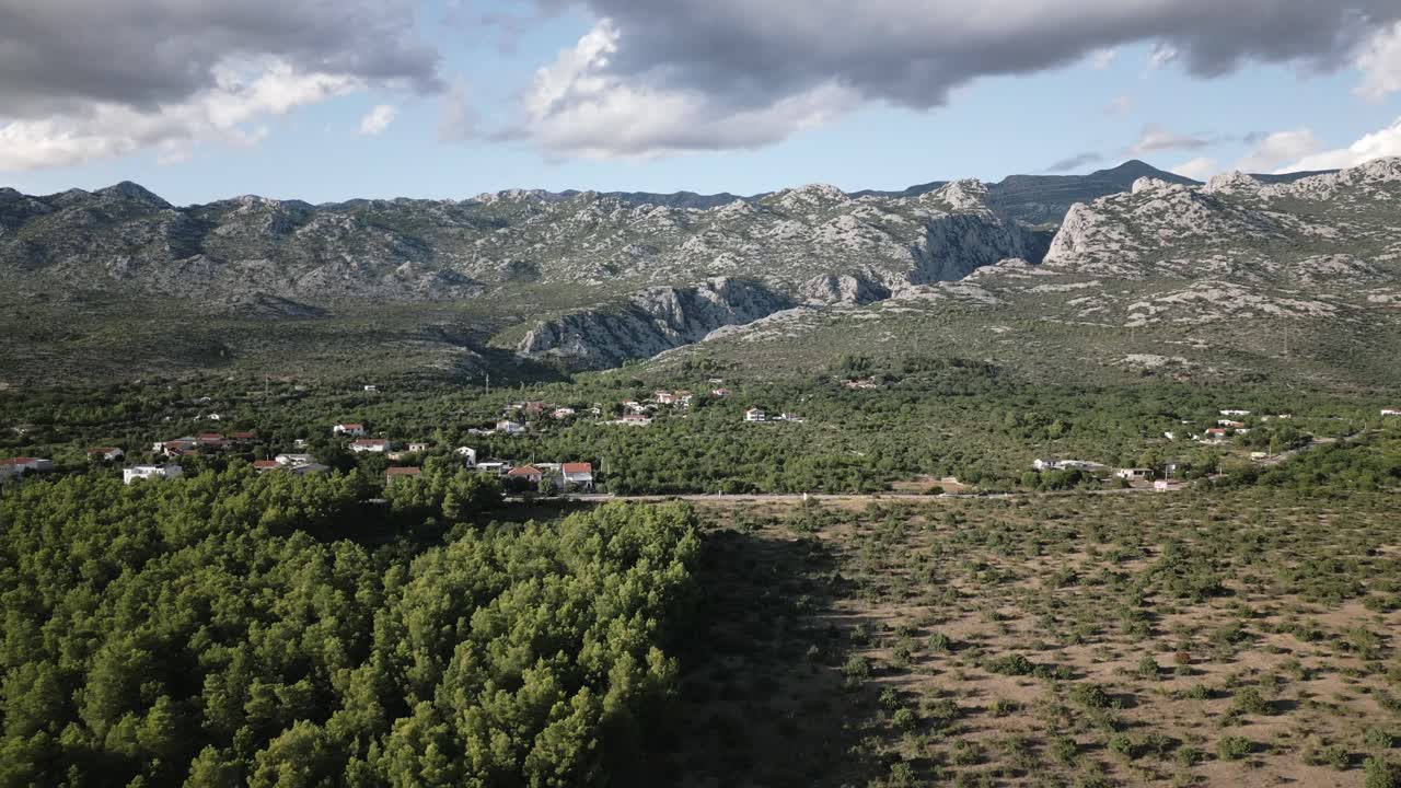 bella costa di pietra di un oceano con grandi montagne sullo sfondo sull'ora di goldon
