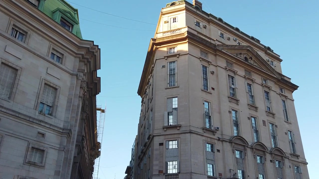 Vista em ângulo baixo da arquitetura histórica no centro da cidade de Buenos Aires, Banco Nacional