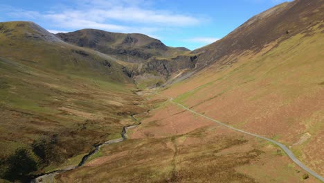 volando alto sobre el valle en la primavera cerca de la mina force crag coledale beck en el distrito de los lagos ingleses