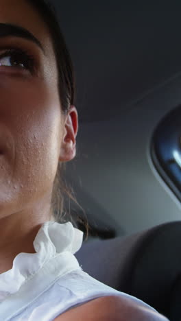 mujer de negocios viajando en coche