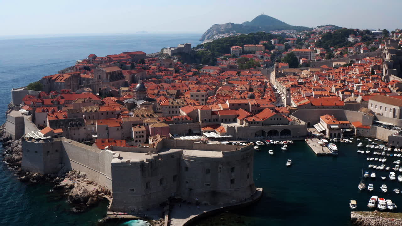 Centro Storico di Dubrovnik circondato da mura fortificate sul Mare Adriatico, Croazia - ripresa aerea con drone