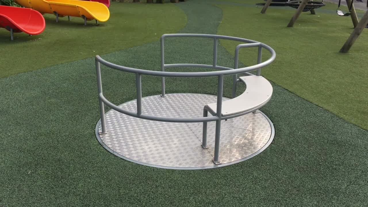 놀이터 공원에서 공허하게 회전하는 카루셀