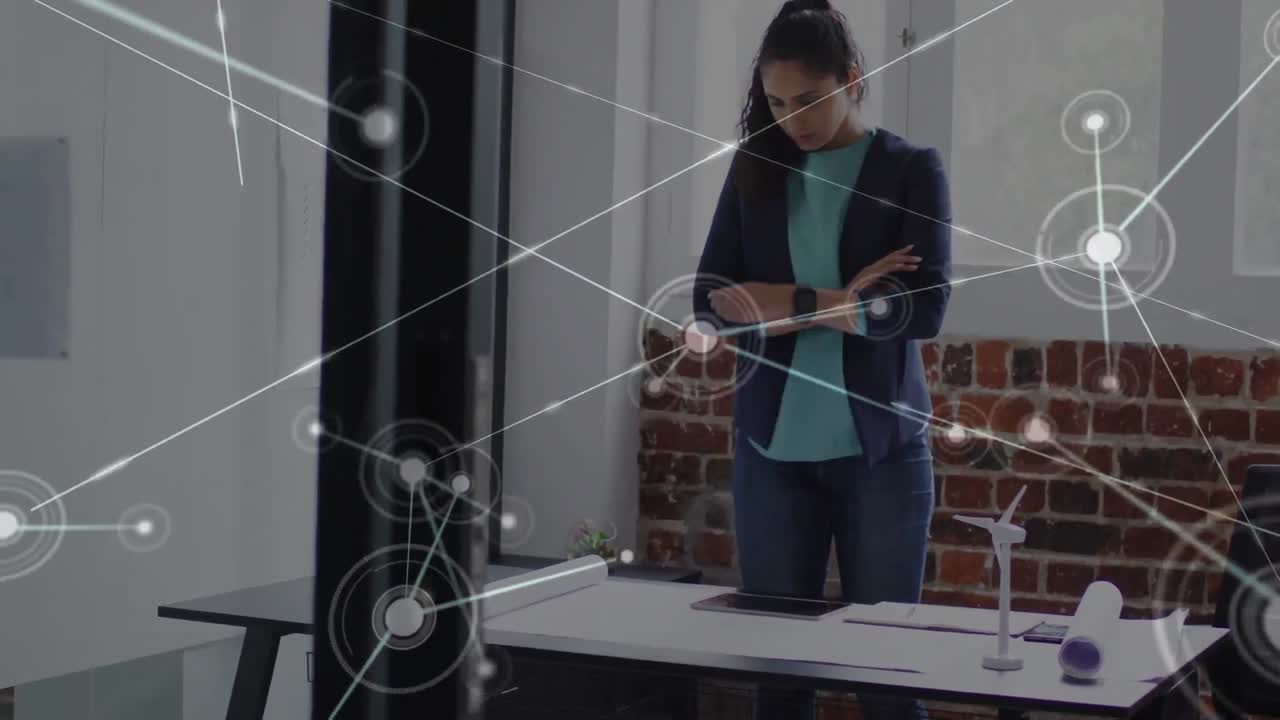 video compuesto digital de la red de conexiones contra la mujer india que trabaja en el plan en la oficina