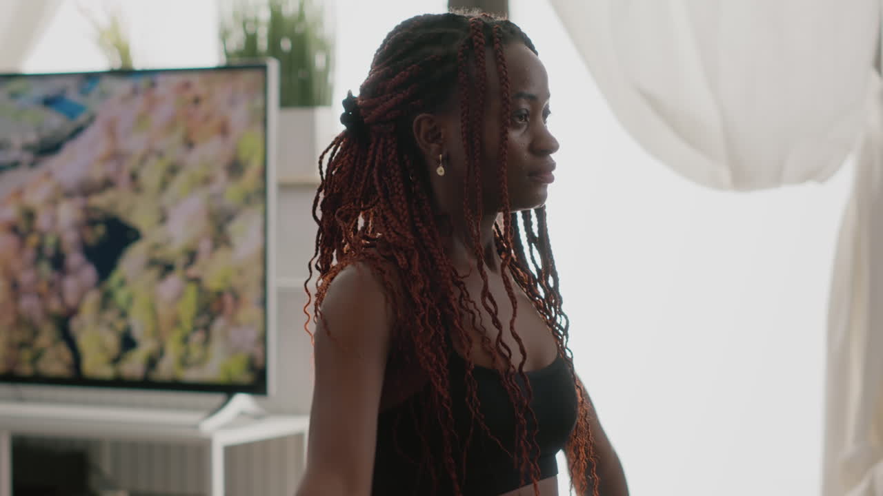 mujer atleta en forma con piel oscura haciendo ejercicios musculares con pesas de fitness