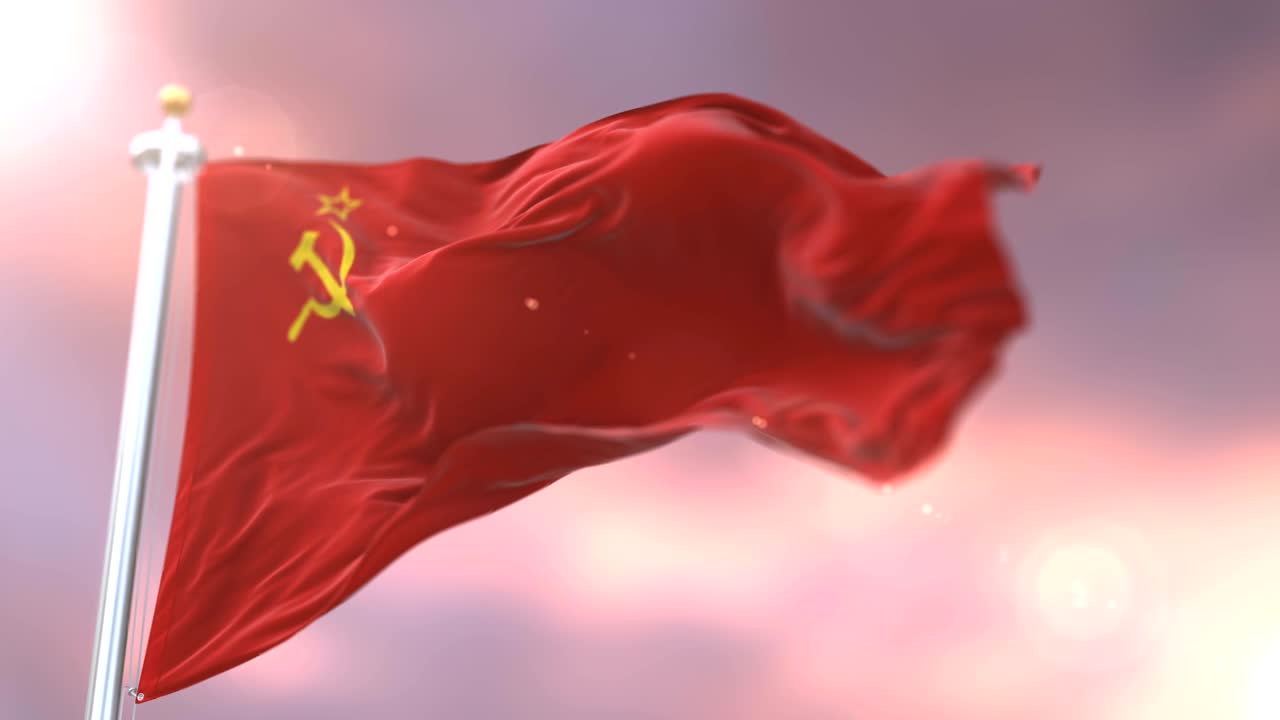 ソビエト連邦の国旗は日没時に風に振り回される