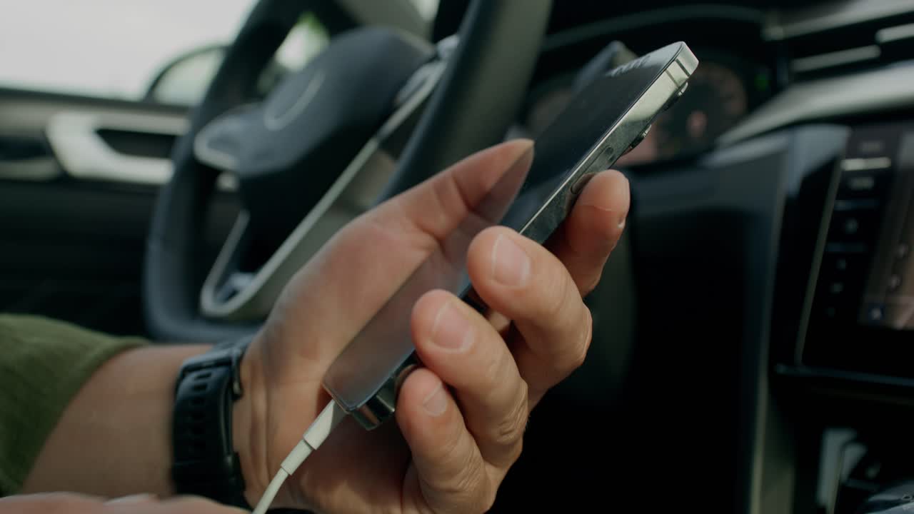 persona cargando el teléfono en el coche