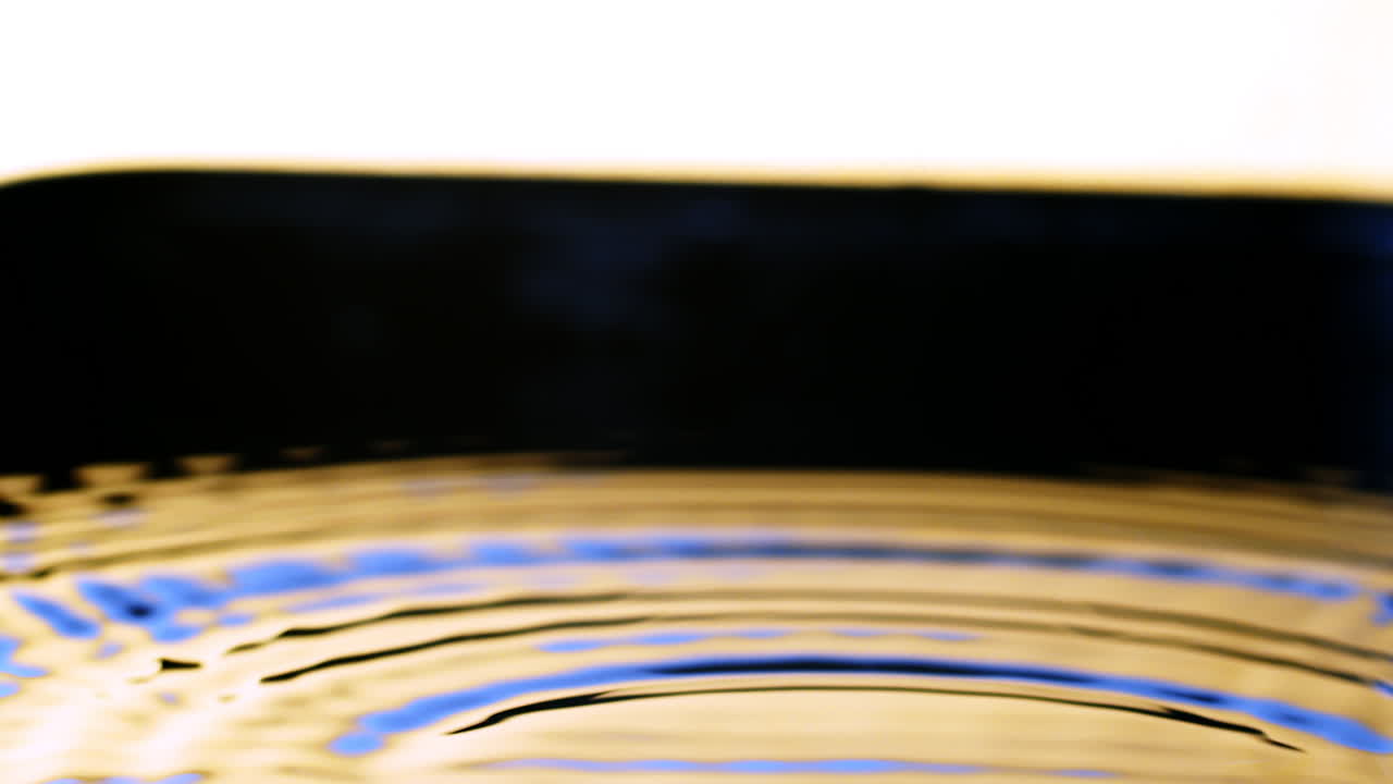 깨끗한 잔물결과 파동 굴절 배경을 가진 물 표면 노란색과 파란색 질감