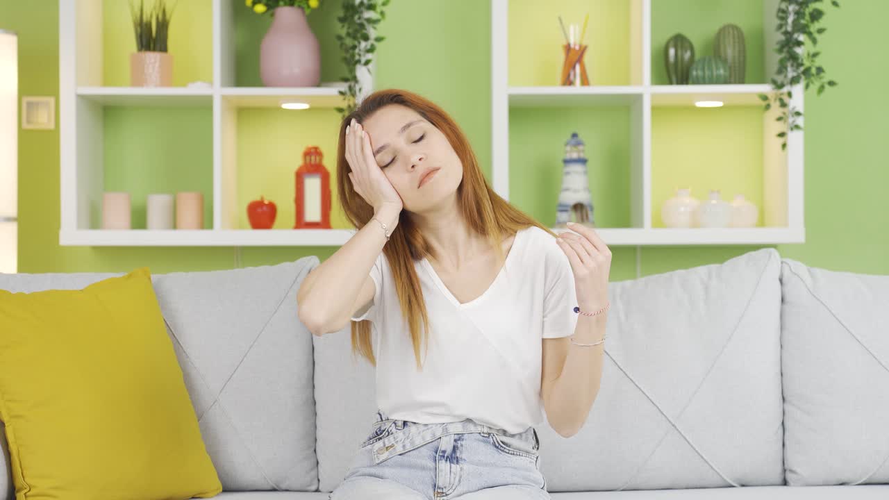 하루의 끝에 스트레스와 피로를 느끼는 여성의 초상화입니다.