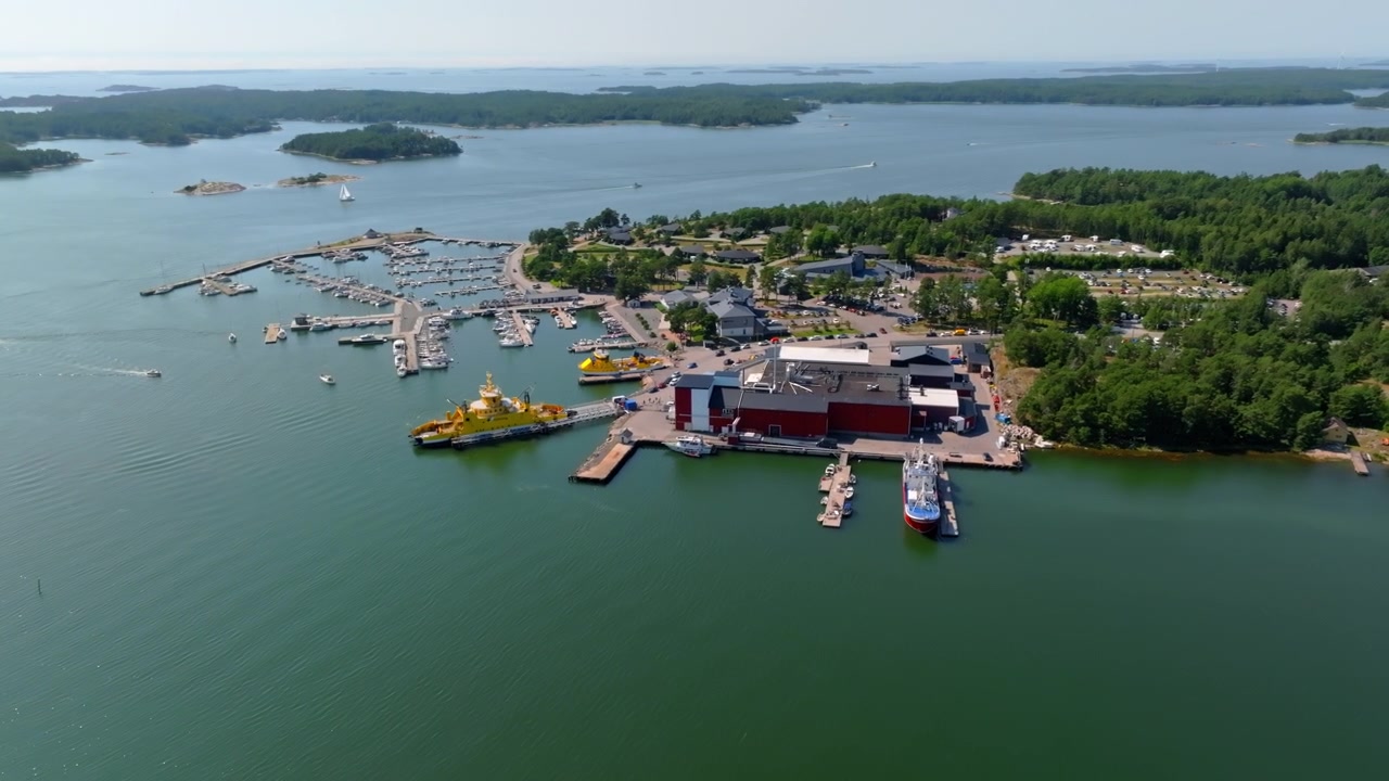 Ripresa con drone verso l'isola resort e il porto turistico di Kasnäs, giornata estiva in Finlandia
