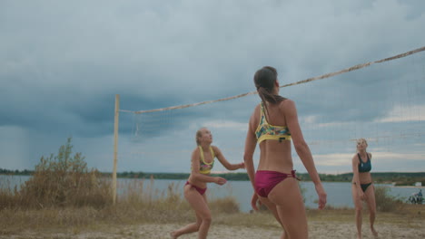 Junge-Sportlerinnen-Trainieren-Auf-Einem-Sandplatz-Und-Spielen-In-Den-Sommerferien-Beachvolleyball.-Sie-Servieren-Pass-Und-Angriff
